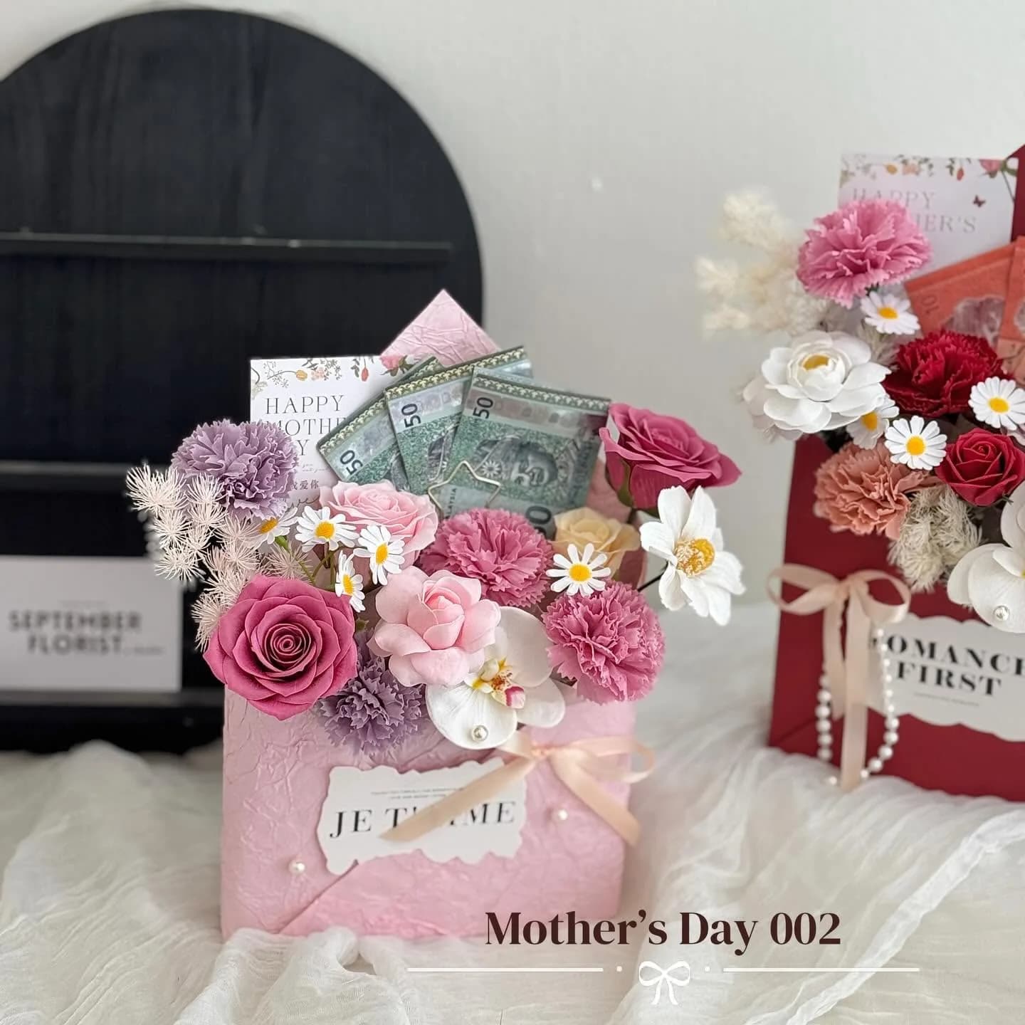 Mother's Day 002 — Gift Set — Bouquet with a keepsake gift box in rose and burgundy, view 2